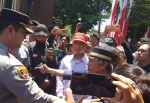 Koalisi Sipil Desak PTDH Oknum Polisi Diduga Terlibat Kejahatan Korporasi dan Pelanggaran HAM Berat FOTO: Koalisi masyarakat sipil dan organisasi hak asasi manusia (HAM) turun ke jalan, Senin (3/11/2025), menyambut kedatangan Kapolda Sulsel yang baru dengan seruan keras: bersihkan institusi dari oknum pelanggar hukum.