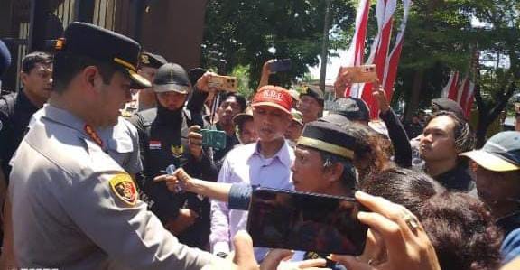 IMG-20251104-WA0337 FOTO: Koalisi masyarakat sipil dan organisasi hak asasi manusia (HAM) turun ke jalan, Senin (3/11/2025), menyambut kedatangan Kapolda Sulsel yang baru dengan seruan keras: bersihkan institusi dari oknum pelanggar hukum.