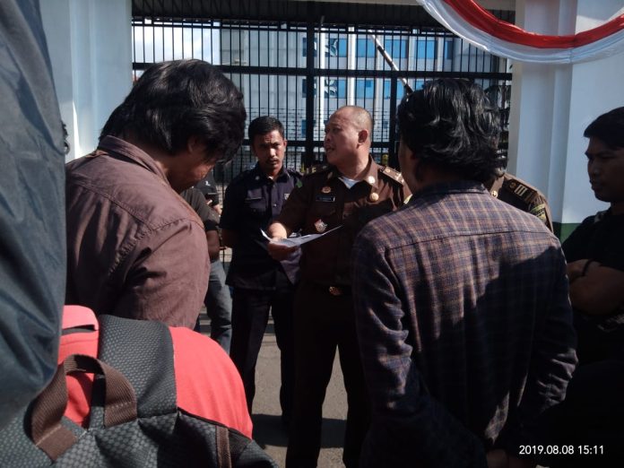 IMG-20251105-WA0142 FOTO: DPP LANTIK saat menggelar aksi unjuk rasa di kantor Kejaksaan Tinggi Sulawesi Selatan.