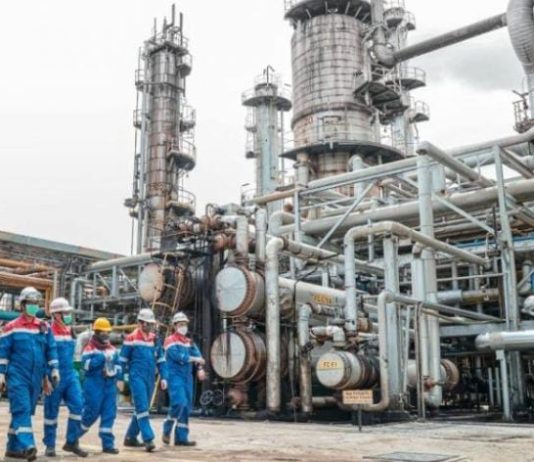 Mulai Desember 2025 Seluruh Kilang Minyak Milik Pertamina Dijaga TNI AD FOTO: Kilang Minyak (properti via Google)