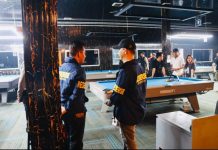 Tempat Hiburan NSJ di Palopo Tak Kantongi Izin DJ, AMUK Desak Pemkot dan APH Bertindak Tegas FOTO: Aparat kepolisian saat mendatangi Tempat Hiburan NSJ di Kota Palopo. (Sumber: AMUK Sulsel)