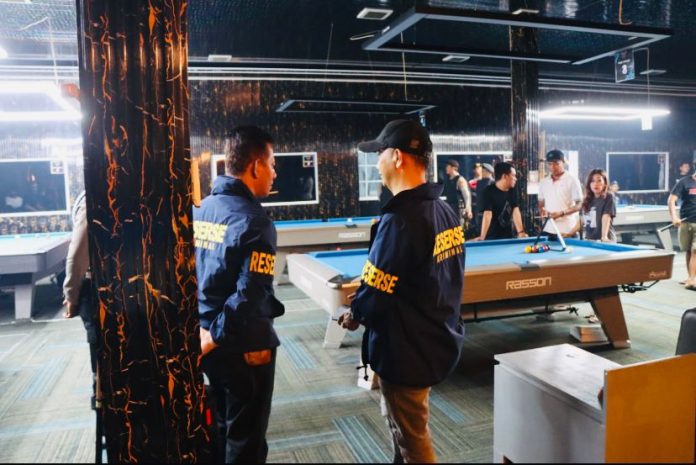 IMG-20251105-WA0281 FOTO: Aparat kepolisian saat mendatangi Tempat Hiburan NSJ di Kota Palopo. (Sumber: AMUK Sulsel)