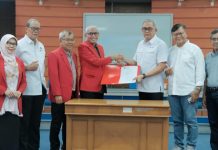 Penyerahan Hasil Penyaringan Calon Rektor Unhas dari Senat Akademik ke Majelis Wali Amanat FOTO: Hasil penyaringan yang berlangsung pada tanggal 3 November 2025 tersebut secara resmi diserahkan kepada Majelis Wali Amanat (MWA) Unhas dalam kegiatan yang berlangsung di Ruang Rapat A, Lantai 4 Gedung Rektorat Unhas, Tamalanrea, pada Kamis (6/11).