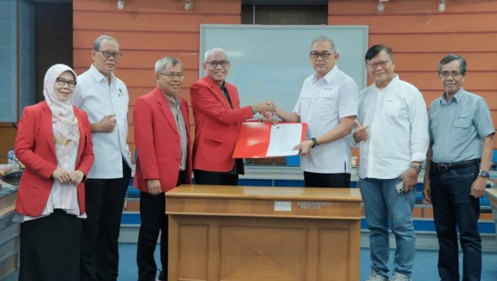 FOTO: Hasil penyaringan yang berlangsung pada tanggal 3 November 2025 tersebut secara resmi diserahkan kepada Majelis Wali Amanat (MWA) Unhas dalam kegiatan yang berlangsung di Ruang Rapat A, Lantai 4 Gedung Rektorat Unhas, Tamalanrea, pada Kamis (6/11).