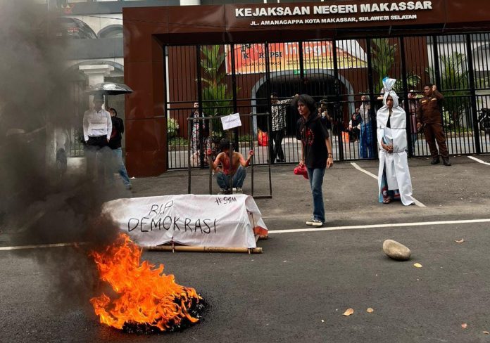 IMG-20251106-WA0269 FOTO: Puluhan mahasiswa yang tergabung dalam Gerakan Aktivis Mahasiswa (GAM) menggelar aksi unjuk rasa di depan Kejaksaan Negeri Makassar, pada Kamis (6/11/2025).