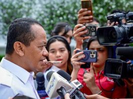 Lagu ‘Mas Bahlil Ganteng’ Viral, Ketum GoIkar: Saya Ingin Ketemu Pencipta Lagu Ajak Makan FOTO: Menteri Energi dan Sumber Daya Mineral (ESDM) Bahlil Lahadalia menyampaikan keterangan pers usai rapat terbatas di Istana Merdeka, Jakarta, pada Kamis, 6 November 2025. (Foto: BPMI Setpres)
