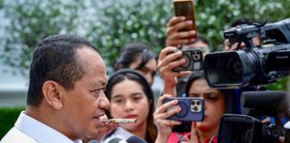 Lagu ‘Mas Bahlil Ganteng’ Viral, Ketum GoIkar: Saya Ingin Ketemu Pencipta Lagu Ajak Makan FOTO: Menteri Energi dan Sumber Daya Mineral (ESDM) Bahlil Lahadalia menyampaikan keterangan pers usai rapat terbatas di Istana Merdeka, Jakarta, pada Kamis, 6 November 2025. (Foto: BPMI Setpres)