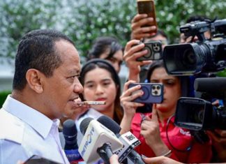 Lagu ‘Mas Bahlil Ganteng’ Viral, Ketum GoIkar: Saya Ingin Ketemu Pencipta Lagu Ajak Makan FOTO: Menteri Energi dan Sumber Daya Mineral (ESDM) Bahlil Lahadalia menyampaikan keterangan pers usai rapat terbatas di Istana Merdeka, Jakarta, pada Kamis, 6 November 2025. (Foto: BPMI Setpres)