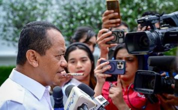 Lagu ‘Mas Bahlil Ganteng’ Viral, Ketum GoIkar: Saya Ingin Ketemu Pencipta Lagu Ajak Makan FOTO: Menteri Energi dan Sumber Daya Mineral (ESDM) Bahlil Lahadalia menyampaikan keterangan pers usai rapat terbatas di Istana Merdeka, Jakarta, pada Kamis, 6 November 2025. (Foto: BPMI Setpres)