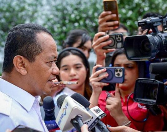Lagu ‘Mas Bahlil Ganteng’ Viral, Ketum GoIkar: Saya Ingin Ketemu Pencipta Lagu Ajak Makan FOTO: Menteri Energi dan Sumber Daya Mineral (ESDM) Bahlil Lahadalia menyampaikan keterangan pers usai rapat terbatas di Istana Merdeka, Jakarta, pada Kamis, 6 November 2025. (Foto: BPMI Setpres)