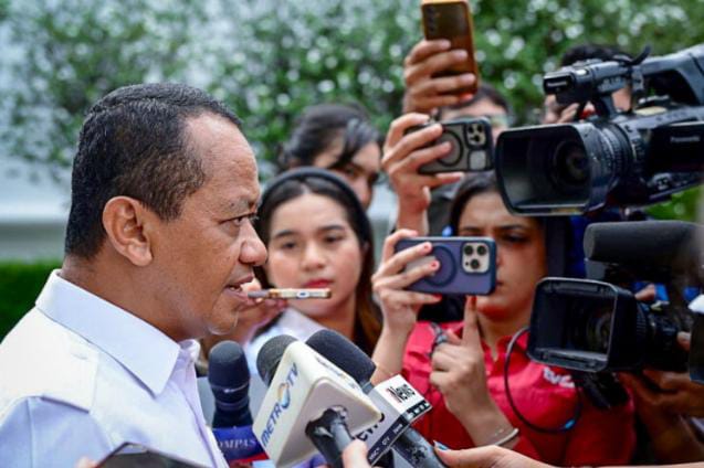 IMG-20251106-WA0277 FOTO: Menteri Energi dan Sumber Daya Mineral (ESDM) Bahlil Lahadalia menyampaikan keterangan pers usai rapat terbatas di Istana Merdeka, Jakarta, pada Kamis, 6 November 2025. (Foto: BPMI Setpres)