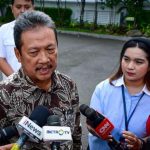 Pemerintah Percepatan Pembangunan Kampung Nelayan dan Pengembangan Budidaya Perikanan FOTO: Menteri Kelautan dan Perikanan Sakti Wahyu Trenggono menyampai keterangan pers usai menghadiri rapat terbatas yang dipimpin oleh Presiden Prabowo di Istana Merdeka, Jakarta, pada Kamis, 6 November 2025. (Foto: BPMI Setpres)