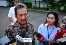 Pemerintah Percepatan Pembangunan Kampung Nelayan dan Pengembangan Budidaya Perikanan FOTO: Menteri Kelautan dan Perikanan Sakti Wahyu Trenggono menyampai keterangan pers usai menghadiri rapat terbatas yang dipimpin oleh Presiden Prabowo di Istana Merdeka, Jakarta, pada Kamis, 6 November 2025. (Foto: BPMI Setpres)