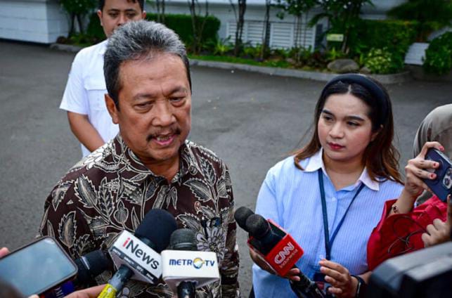 IMG-20251106-WA0304 FOTO: Menteri Kelautan dan Perikanan Sakti Wahyu Trenggono menyampai keterangan pers usai menghadiri rapat terbatas yang dipimpin oleh Presiden Prabowo di Istana Merdeka, Jakarta, pada Kamis, 6 November 2025. (Foto: BPMI Setpres)