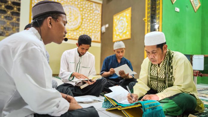 IMG-20251106-WA0366 FOTO: Setiap malam Jumat, Warga binaan RUTAN Kelas IIB Barru rutin melaksanakan pembacaan Surah Yasin dan Al-Kahfi sebagai bentuk penguatan iman dan upaya memperbaiki diri selama menjalani masa pembinaan. Kamis (06/11)