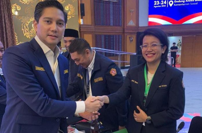 IMG-20251107-WA0317 FOTO: Budisatrio Djiwandono (kiri) sebagai Ketua Karang Taruna baru dilakukan melalui Temu Karya Nasional Karang Taruna.(foto: hariane)