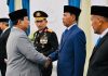 Tiga Mantan Kapolri Jadi Anggota Komisi Reformasi Polri FOTO: Presiden Prabowo saat memberikan ucapan selamat kepada Jenderal (Purn) Polisi, Idham Aziz, Kapolri 2019 - 2022 usai dilantik menjadi anggota Komisi Reformasi Polri di Istana Merdeka, Jakarta Pusat, Jumat (7/11/2025). (Properti Setkab)