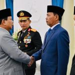 Tiga Mantan Kapolri Jadi Anggota Komisi Reformasi Polri FOTO: Presiden Prabowo saat memberikan ucapan selamat kepada Jenderal (Purn) Polisi, Idham Aziz, Kapolri 2019 - 2022 usai dilantik menjadi anggota Komisi Reformasi Polri di Istana Merdeka, Jakarta Pusat, Jumat (7/11/2025). (Properti Setkab)