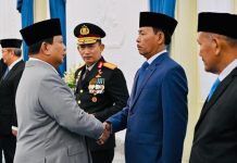 Tiga Mantan Kapolri Jadi Anggota Komisi Reformasi Polri FOTO: Presiden Prabowo saat memberikan ucapan selamat kepada Jenderal (Purn) Polisi, Idham Aziz, Kapolri 2019 - 2022 usai dilantik menjadi anggota Komisi Reformasi Polri di Istana Merdeka, Jakarta Pusat, Jumat (7/11/2025). (Properti Setkab)