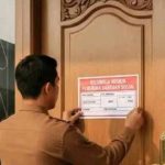 LKKN Sarankan Pemasang Stiker Label “Keluarga Miskin Penerima Bansos” ini Jawaban Dinsos Makassar FOTO: Ilustrasi pemasangan stiker label "Keluarga Miskin Penerima Bansos". (Istimewa)