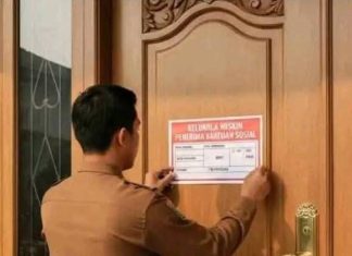 LKKN Sarankan Pemasang Stiker Label “Keluarga Miskin Penerima Bansos” ini Jawaban Dinsos Makassar FOTO: Ilustrasi pemasangan stiker label "Keluarga Miskin Penerima Bansos". (Istimewa)