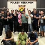 Ustad Dasad Latif: Bilqis Ditemukan di Pedalaman Jambi FOTO: Bilqis (4) saat diamankan anggota Polres Merangin, Jambi bersama terduga penculikan anak. (Sumber foto akun media sosial Dasad Latif)