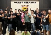 Ustad Dasad Latif: Bilqis Ditemukan di Pedalaman Jambi FOTO: Bilqis (4) saat diamankan anggota Polres Merangin, Jambi bersama terduga penculikan anak. (Sumber foto akun media sosial Dasad Latif)