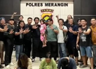 Ustad Dasad Latif: Bilqis Ditemukan di Pedalaman Jambi FOTO: Bilqis (4) saat diamankan anggota Polres Merangin, Jambi bersama terduga penculikan anak. (Sumber foto akun media sosial Dasad Latif)