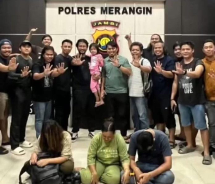 IMG-20251109-WA0150 FOTO: Bilqis (4) saat diamankan anggota Polres Merangin, Jambi bersama terduga penculikan anak. (Sumber foto akun media sosial Dasad Latif)