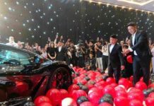 Anak Usia 9 Tahun di Makassar dapat Hadiah Mobil Lamborghini Senilai Rp 25 miliar dari Sang Ayah FOTO: Pengusaha sukses asal Makassar memberikan hadiah mobil Lamborghini kepada sang putra yang digelar di four point by Sheraton Makassar pada Jumat malam, 7 November 2025. (Istimewa)