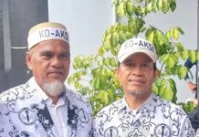 Kasus Guru Dipecat dan Ironi Dunia Pendidikan Kita FOTO: Guru Abdul Muis (kiri) dan Rasnal dalam aksi damai di Masamba, Luwu Utara bersama PGRI. (IST)