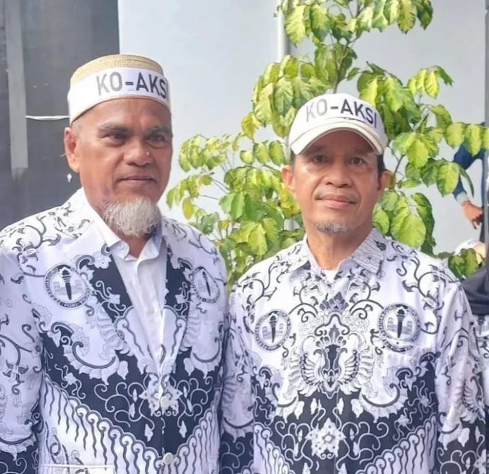 FOTO: Guru Abdul Muis (kiri) dan Rasnal dalam aksi damai di Masamba, Luwu Utara bersama PGRI. (IST)