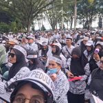 Guru Honorer Tak Digaji 10 Bulan, Murid Patungan, Pahlawan Tanpa Tanda Jasa ini Dipecat Gubernur, Dihukum Jaksa dan Hakim Agung: SADIS!!! FOTO: Ribuan guru dalam wadah PGRI menggelar aksi unjuk rasa di kantor Bupati Luwu Utara Sabtu (8/11/2025)