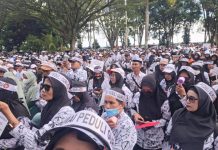 Guru Honorer Tak Digaji 10 Bulan, Murid Patungan, Pahlawan Tanpa Tanda Jasa ini Dipecat Gubernur, Dihukum Jaksa dan Hakim Agung: SADIS!!! FOTO: Ribuan guru dalam wadah PGRI menggelar aksi unjuk rasa di kantor Bupati Luwu Utara Sabtu (8/11/2025)