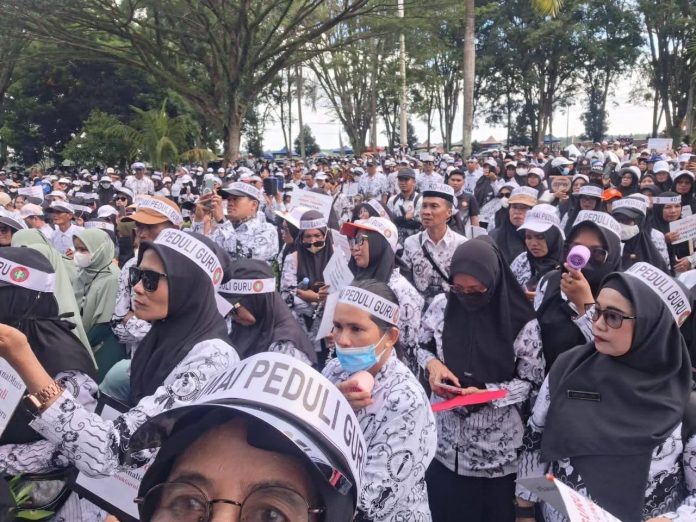 IMG-20251109-WA0360(1) FOTO: Ribuan guru dalam wadah PGRI menggelar aksi unjuk rasa di kantor Bupati Luwu Utara Sabtu (8/11/2025)