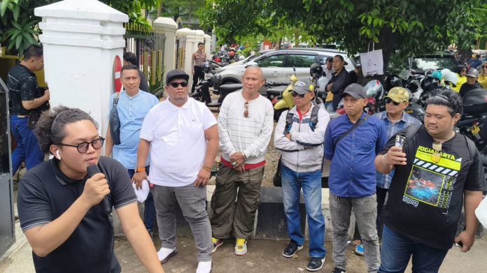 FOTO: Aksi unjuk rasa di Pengadilan Negeri Makassar oleh Forum Bugis Makassar terkait sengketa lahan antara Jusuf Kalla dan PT Gowa Makassar Tourism Development (GMTD). Selasa (11/11/2025)