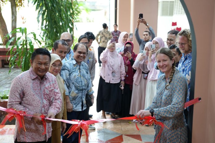 FOTO: Universitas Hasanuddin (Unhas) resmi meluncurkan Konsorsium Riset Stanford–Unhas Alliance for Planetary Health Research in Asia Pacific, yang berlangsung di eks Gedung Dekanat Fakultas Teknik Unhas, Selasa (11/11).