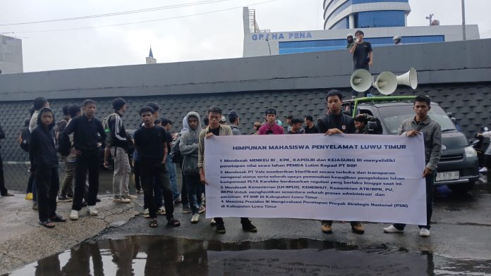 FOTO: Puluhan mahasiswa yang tergabung dalam Himpunan Mahasiswa Penyelamat Luwu Timur (HMPLT) menggelar aksi demonstrasi di depan Kantor Kejaksaan Tinggi Sulawesi Selatan, Jalan Urip Sumoharjo Makassar, Selasa (11/11) siang.