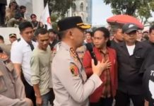 Kombes Calvijn Bersama Polwan Polda Sumut Humanis Pengamanan Unras di Kantor Gubsu FOTO: Kapolrestabes Medan Kombes Dr. Jean Calvijn Simanjuntak terlihat berbaur bersama Massa Unjuk Rasa di Depan Kantor Gubernur Sumut, Senin(10/11/2025).