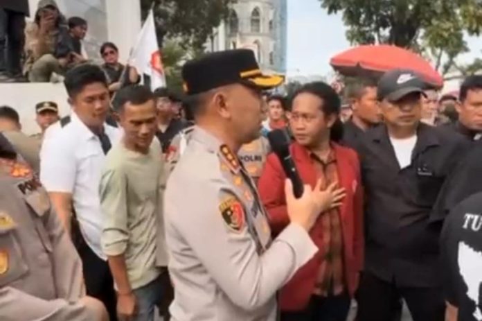 IMG-20251111-WA0270 FOTO: Kapolrestabes Medan Kombes Dr. Jean Calvijn Simanjuntak terlihat berbaur bersama Massa Unjuk Rasa di Depan Kantor Gubernur Sumut, Senin(10/11/2025).