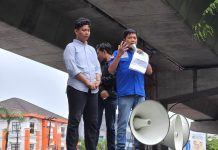 DPRD Sulsel Bakal Gelar RDP Bahas Polemik Kawasan Industri di Luwu Timur FOTO: Muh Irfan AB, anggota DPRD Sulsel dari Partai Amanat Nasional merespons tuntutan massa dari atas mobil komando.