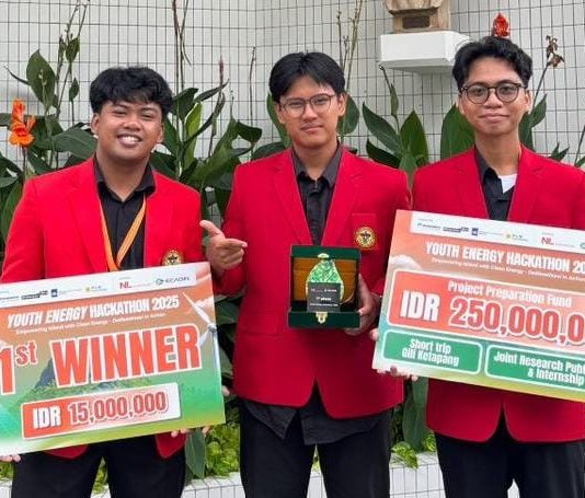 Inovasi Energi Bersih Karya Mahasiswa Unhas Raih Juara 1 dan Terima Pendanaan Rp250 Juta FOTO: Diego Agung Christovano Paranoan (Teknik Sipil 2022), Nabiyl Ahmad Fawzy M. (Teknik Elektro 2024), dan Arfansyah (Kimia 2022). Tim Magna Energy dari Universitas Hasanuddin menorehkan prestasi membanggakan di tingkat nasional dengan meraih Juara 1 pada ajang Youth Energy Hackathon 2025.