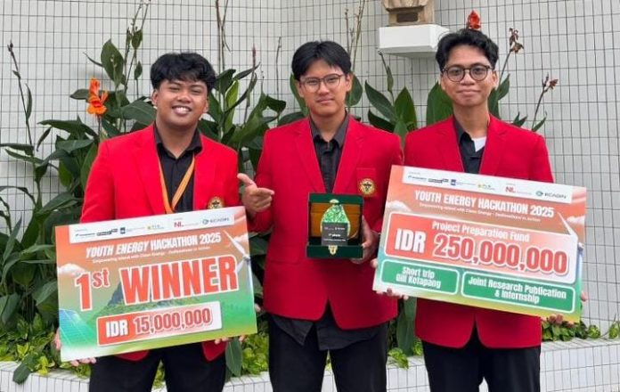 FOTO: Diego Agung Christovano Paranoan (Teknik Sipil 2022), Nabiyl Ahmad Fawzy M. (Teknik Elektro 2024), dan Arfansyah (Kimia 2022). Tim Magna Energy dari Universitas Hasanuddin menorehkan prestasi membanggakan di tingkat nasional dengan meraih Juara 1 pada ajang Youth Energy Hackathon 2025.