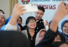 Wakil Menteri Stella Christie Apresiasi Perpaduan Riset dan Aksi untuk Atasi Isu Lingkungan FOTO: Wakil Menteri Pendidikan, Kebudayaan, Riset, dan Teknologi bidang Riset dan Inovasi (Wamendiktisaintek), Prof. Stella Christie, Ph.D., bersama mahasiswa Unhas di Laboratorium Revitalising Informal Settlements and their Environments (RISE) FKM Unhas, Rabu (12/11/).