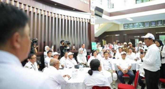 IMG-20251112-WA0224 FOTO: Mentan Amran Sulaiman melakukan inspeksi mendadak di lahan percobaan Balai Besar Perakitan dan Modernisasi Pertanian (BRMP) Tanaman Padi Sukamandi, Kabupaten Subang, Jawa Barat, Rabu (12/11/2025). (Dok. Kementan)