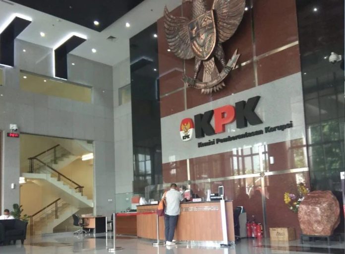 IMG-20251112-WA0268 FOTO: Kasus kebocoran dana PDAM Tirtanadi Sumut sebesar Rp450 miliar, resmi dilaporkan lembaga Republik Corruption Watch (RCW) ke KPK