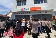 PP-KPMP Laporkan Dugaan Manipulasi Kredit Pensiunan BNI Pinrang ke OJK PUSAT di Jakarta FOTO: Puluhan massa dari Koalisi Masyarakat dan Mahasiswa Pinrang menggelar aksi unjuk rasa di depan Kantor Cabang BNI Pinrang, Kamis (9/10/2025). Aksi ini menuntut penyelesaian kasus dugaan kredit fiktif yang merugikan para pensiunan di Kabupaten Pinrang, Sulawesi Selatan. Properti via google)