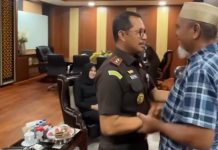 Jaksa Agung Perintahkan Gubernur Sulsel Tinjau Ulang PTDH Dua Guru ASN di Lutra FOTO: Abdul Muis saat bertemu Kepala Kejaksaan Tinggi Sulawesi Selatan (Kajati Sulsel) Dr. Didik Farkhan Alisyahdi di Kantor Kejati Sulsel (Hasil tangkap layar dari akun instagram kejati_sulsel)