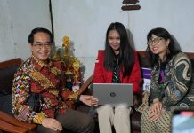 Rektor Prof. JJ dan Wamen Prof. Stella Kunjungi Mahasiswa Unhas Penerima Beasiswa KIPK FOTO: Paling Kanan Wakil Menteri Pendidikan Tinggi, Riset, dan Inovasi, (Wamendiktisaintek) Prof. Stella Christie, A.B., Ph.D.,, bersama Rektor Universitas Hasanuddin (Unhas) , Prof. Dr. Ir. Jamaluddin Jompa, M.Sc., melakukan kunjungan ke kediaman salah satu mahasiswa penerima Beasiswa Kartu Indonesia Pintar Kuliah (KIPK) Unhas di Jalan Kepala Tiga, Pettarani, Makassar, Kamis (13/11).