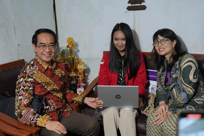 FOTO: Paling Kanan Wakil Menteri Pendidikan Tinggi, Riset, dan Inovasi, (Wamendiktisaintek) Prof. Stella Christie, A.B., Ph.D.,, bersama Rektor Universitas Hasanuddin (Unhas) , Prof. Dr. Ir. Jamaluddin Jompa, M.Sc., melakukan kunjungan ke kediaman salah satu mahasiswa penerima Beasiswa Kartu Indonesia Pintar Kuliah (KIPK) Unhas di Jalan Kepala Tiga, Pettarani, Makassar, Kamis (13/11).